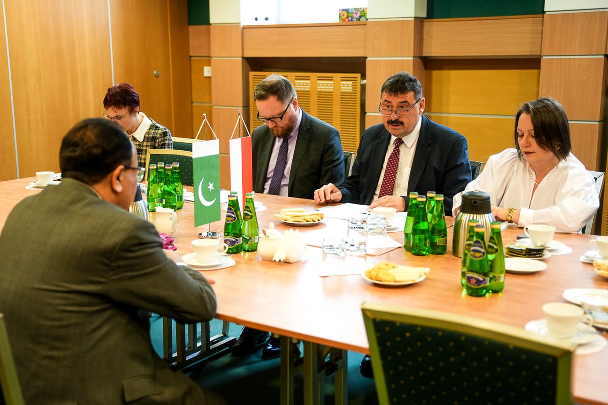 MRiRW_GOV_PL's tweet photo. 🤝Sekretarz stanu @BartosikRyszard spotkał się  z ambasadorem Pakistanu 🇵🇰 w Polsce Khalidem Hussainem Memonem w sprawie rozwoju relacji w sektorze rolno-spożywczym.
Szczegóły spotkania 👉https://t.co/Z4ILYaa46k https://t.co/BNV3kFXFjO