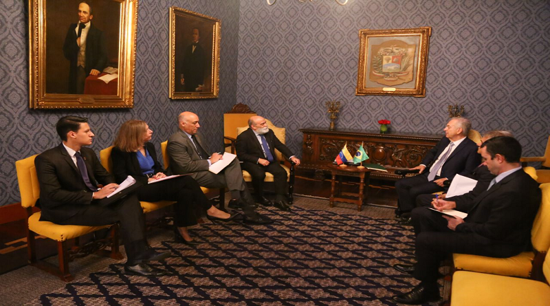 Autoridades de Venezuela y Brasil impulsan el camino para proteger la Amazonía

#VenezuelaTerritorioDePaz

vtv.gob.ve/venezuela-bras…