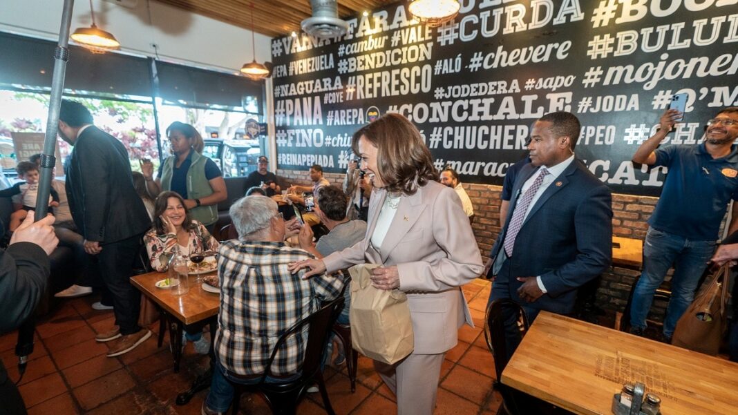 CocinayVino's tweet photo. Catira y pabellón, las dos arepas🫓 que la vicepresidenta🇺🇸 Kamala Harris compró en #Doggi’s 🇻🇪, un restaurante de comida venezolana en Miami. @VP @DoggisArepaBar https://t.co/GIaKpM6Rkr https://t.co/c66dKFyRAE