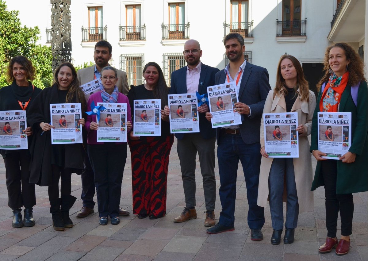 En el Día Mundial contra el Maltrato Infantil nos reunimos con el ministro <a href="/GiorgioJackson/">Giorgio Jackson</a> del <a href="/MinDesarrollo/">Ministerio de Desarrollo Social y Familia</a> y la <a href="/SubseNinez/">Subsecretaría de la Niñez</a> Verónica Silva, para presentarles + de 100 medidas para mejorar las condiciones de la niñez en Chile y 7 propuestas urgentes para la #NuevaConstitución💪