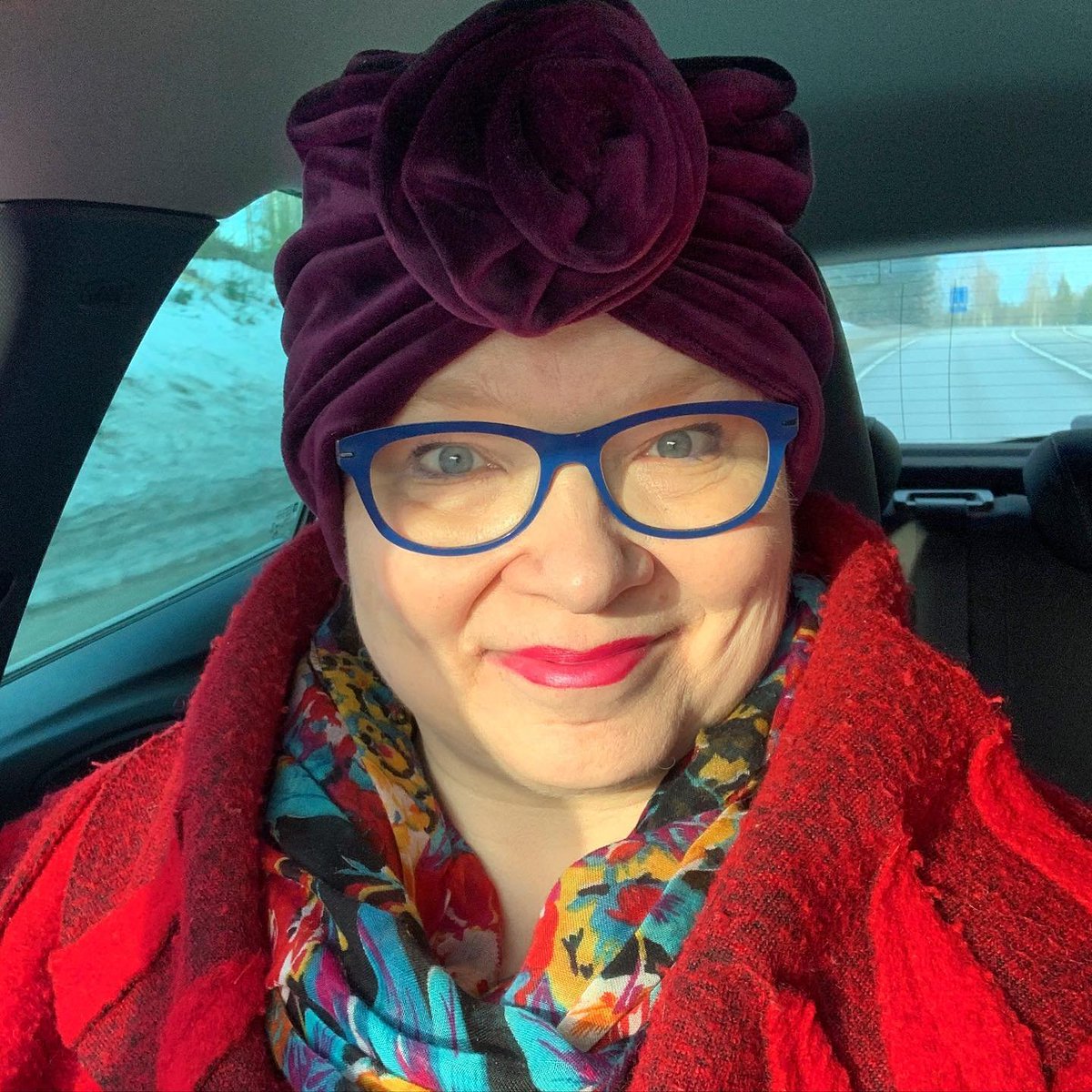 Joulun alla tullut rintasyöpädiagnoosi yllätti. Kahdesta leikkauksista liikkeelle. Nyt sytostaatit ovat puolivälissä, sivuoireet tiedossa, kevätkampauksena sänki ja turbaanityyli tuttua. Vaikkei aina hymyilytä,  edelleen joka päivä vähintäänkin vähän. #rintasyöpä