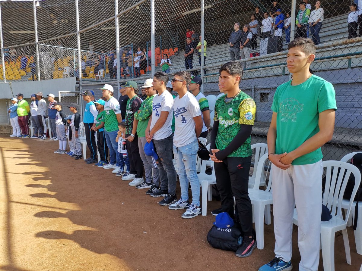 CDLosPaisitas's tweet photo. Este martes, el Diamante de Béisbol Luis Alberto Villegas recibió a los amigos, los familiares y la comunidad deportiva de #Antioquia para honrar la vida y las enseñanzas de Pablo Abreu y José Miguel Corpas 🧢⚾️

Conoce la información aquí:
👉https://t.co/gUXkbCIO2J https://t.co/uIbbGL7ShR