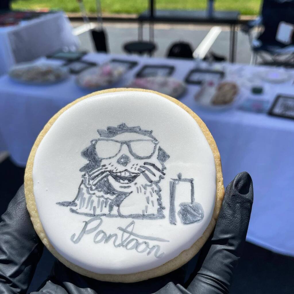 JenPalsKitchen's tweet image. Another @pontoonbrewing cookie! This one I focused on the beer drinking otter! So much fun at the @sudnatstudios art market this past weekend