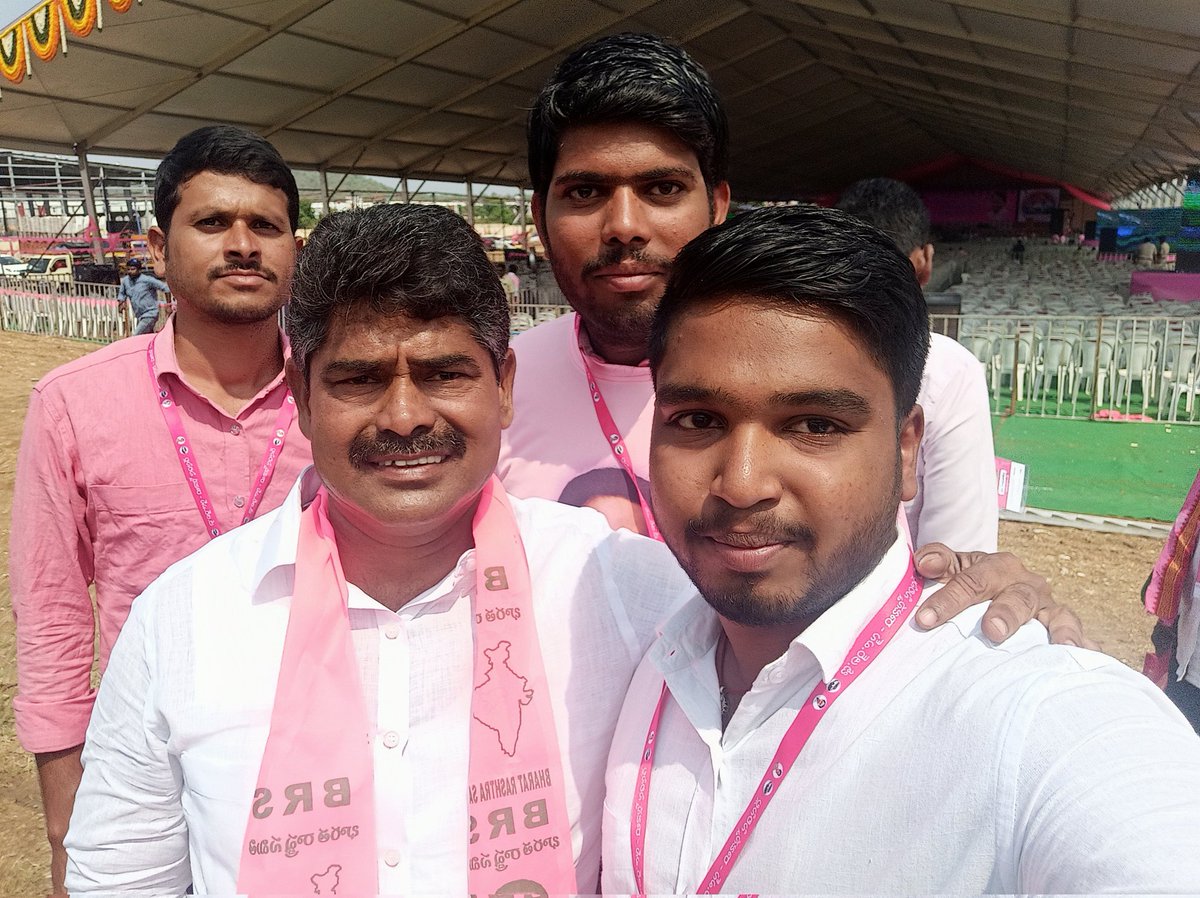 BandiAdarsh2's tweet photo. ఈ రోజు ప్రతినిధుల సభ (PLEENARY) లో బాగంగా రాజన్న సిరిసిల్ల జిల్లా అధ్యక్ష���లు తోట ఆగన్న గారితో😍.
@KTRBRS 
@AgaiahThota 
@BRSparty https://t.co/PfHdZP2WTC