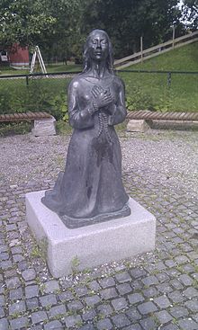 Lisbet Nypan of Norway, she and her husband Ole Nypan were convicted of witchcraft  Lisbet herself was burned at the stake, while her husband was beheaded. In 2005, a statue was unveiled at Leinstrand, created by Steinar Garberg. #MonumentMonday @witchesofscotl1 @CalderWitchHunt