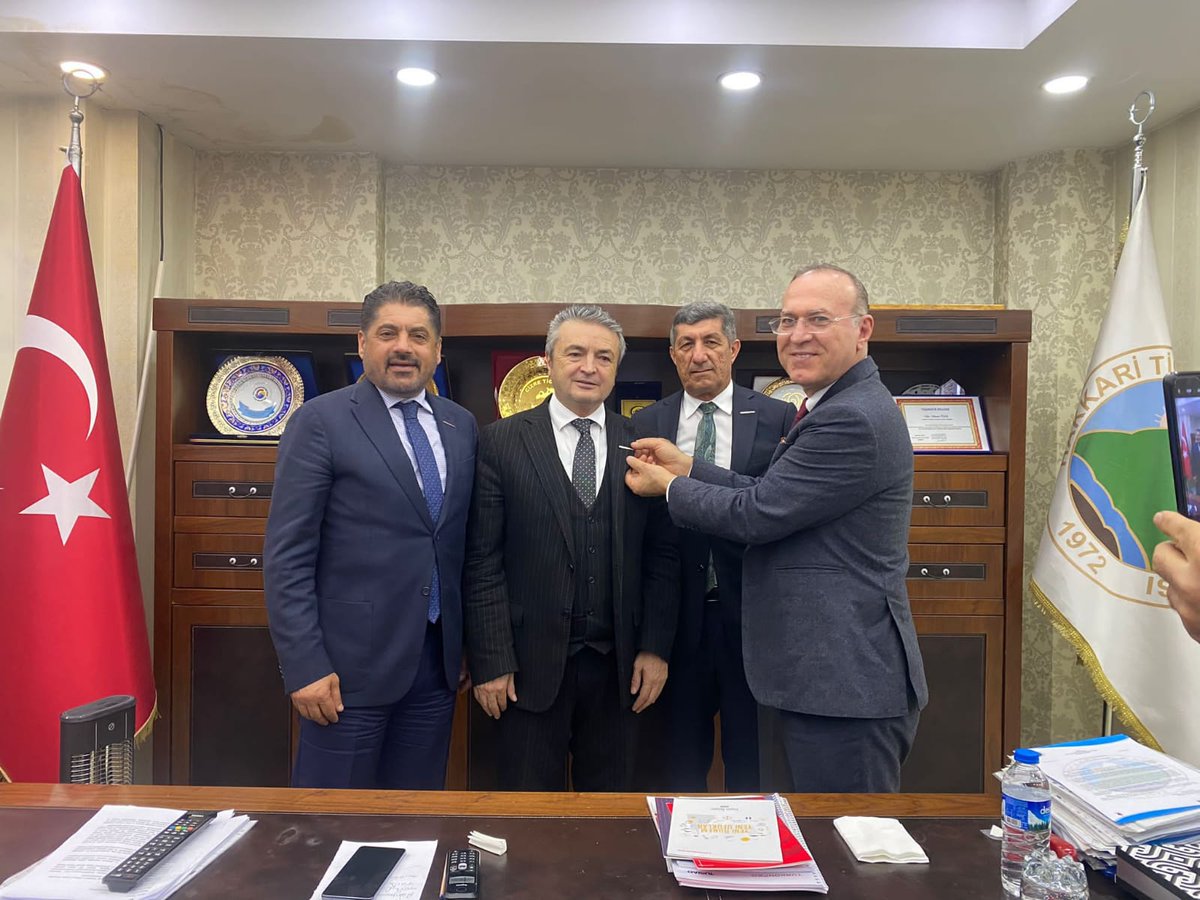 turkonfed's tweet photo. TÜRKONFED Bşk Sönmez, @hatso30 Başkanı Servet Taş’a TÜRKONFED Rozeti'ni takdim etti. Aynı zamanda Hayalimizdeki Türkiye'yi anlatan Yeni Dönem-Yeni Ufuklar Vizyon Belgesi aktarılıp bilgi paylaşıldı. #YüzüncüYıl #YüzüncüYılBuluşmaları https://t.co/BcHLAIv3Vh