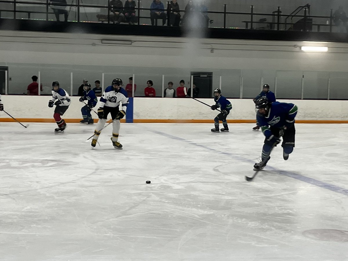 laserccsg's tweet photo. Bonne chance à notre équipe de hockey 🏒 9-12 qui participe cette semaine au tournoi Franco à Hamilton!! Victoire ce matin de 4-1 contre PRDG de Cambridge lors de leur premier match! #LaserEtFier @ccsamuelgenest https://t.co/d1iEx48Toc