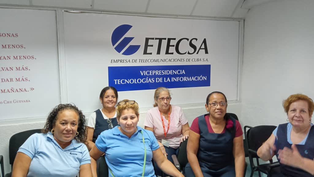 DCTI_ETECSA's tweet photo. 💪Presente la Vicepresidencia de TI de @ETECSA_Cuba  en la plenaria del @MINCOMCuba por el #1Mayo, 🎉Día Internacional de los Trabajadores!🎉
🇨🇺En alto nuestro compromiso con la Patria y la #Revolución ✌️ #ALaPatriaManosYCorazón ❤️
#MejorEsPosible https://t.co/RpnQZ3fxlI