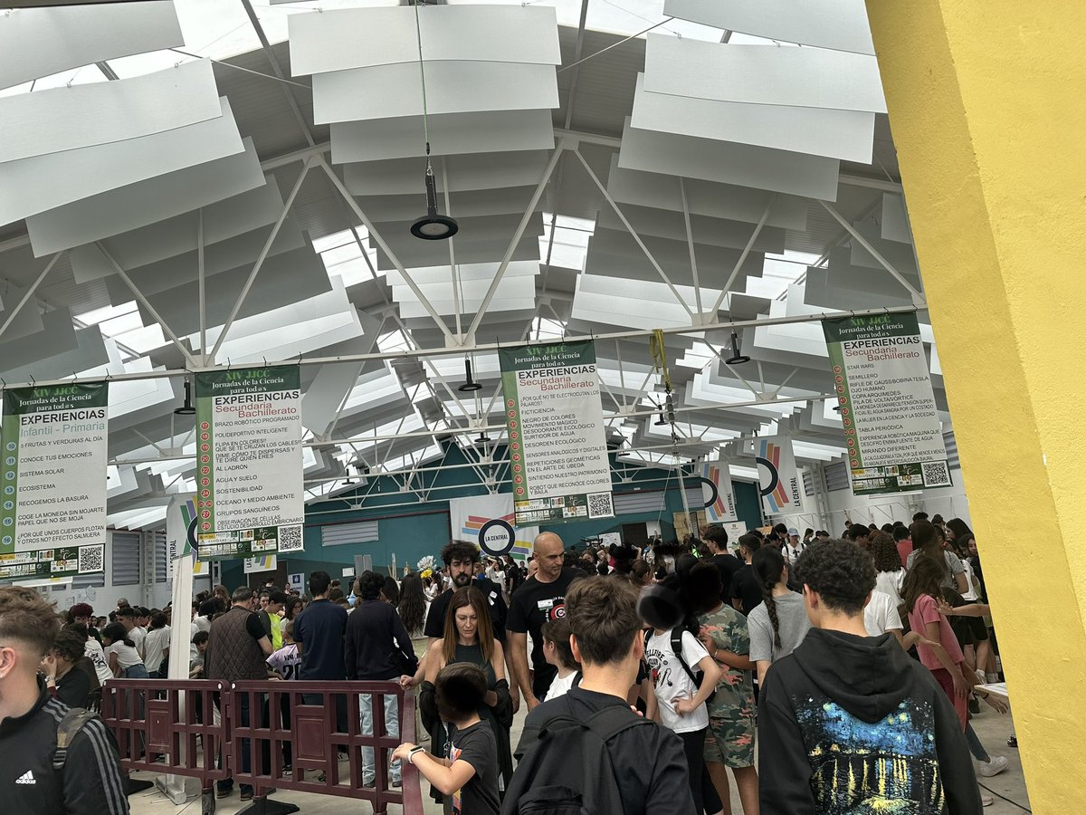 Pues así estaba esta mañana <a href="/jjccparatodos/">Jornadas de la Ciencia para tod@s - Úbeda</a> con experiencias estupendas y un ambiente fantástico a pesar del calor. #Renaciencia. Enhorabuena al alumnado de mi centro especialmente por el trabajo bien hecho. ¡Se explicaban de maravilla!