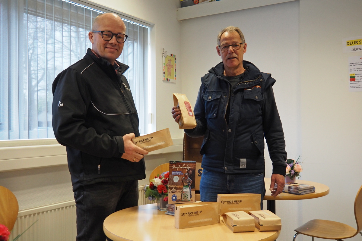 Vorige week ontvingen wij 100 pakken rijst van <a href="/ABMiddenNL/">AB Midden Nederland</a> . Dit was geen gewone rijst, maar heel bijzondere premium quality ‘rice me up’ inclusief een receptenboekje! 
Achter deze actie zit een heel mooi verhaal.  Lees het op onze website voedselbankhouten.nl