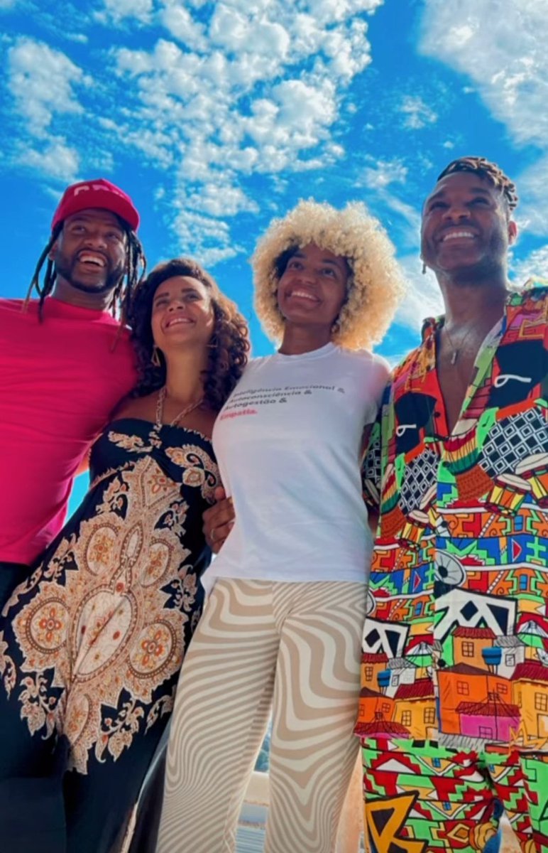 pandalatino_'s tweet photo. Fred e Domi também conheceram o projeto @NaPontadosPes, ONG que leva cultura, arte e educação à crianças e adolescentes  no Complexo do Alemão. 

🎥 projetonapontadospes https://t.co/bBRB184BTF
