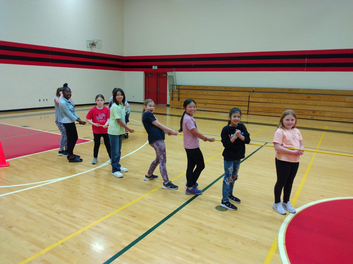 BhesGuidance's tweet photo. Mrs. Grau's 4th graders learning about strategy, communication, and teamwork in a classic bout of tug-of-war in Mr. H's PE class today!! https://t.co/zNnCXxqWHp
