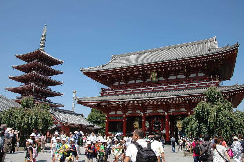 Asakusa, Ikebukuro y Shinjuku, barrios imprescindibles de Tokio. Un día de contrastes, tradición frente a futuro #RecuerdosLatitudesInfinitas blgs.co/5B78G_