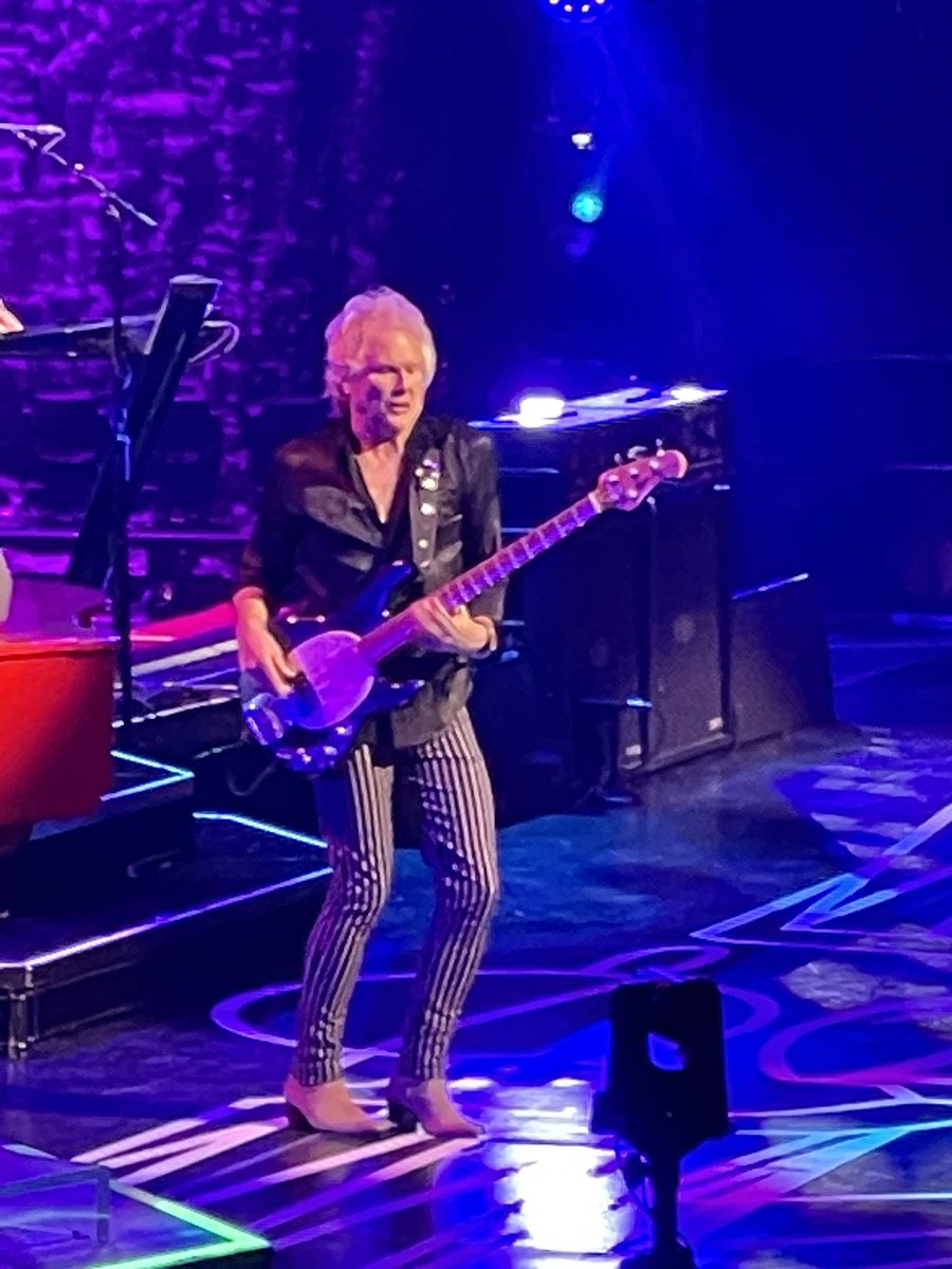 JillGrimesMD's tweet image. The BEST thing about “growing up” is getting to see your fav bands from 80s still rocking the crowd (plus way better seats &amp;amp; drinks &amp;amp; no smoke!)
@journey #freedomtour #80sclassics