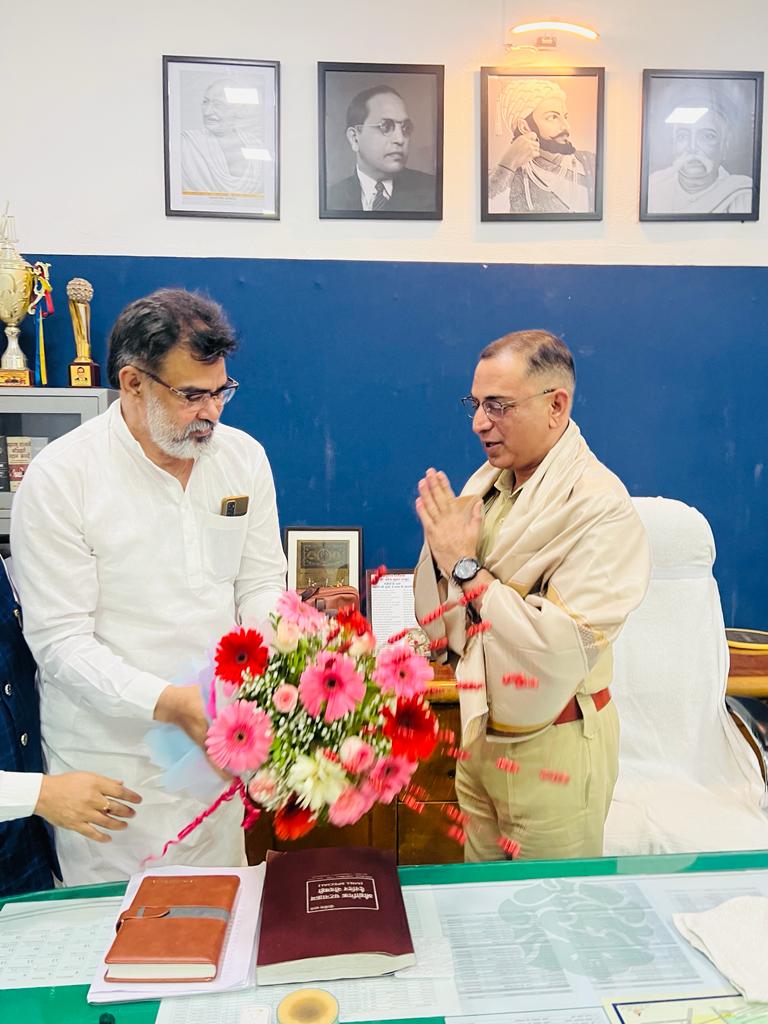 FaiyazAhmed1961's tweet photo. CONGRATULATED &amp; FELICITATED Mr.MAHESH KUMAR THAKUR.(SENIOR,P.I.NAGPADA POLICE STATION) &amp; ALL THE POLICE OFFICIALS OF NAGPADA POLICE STATION FOR MAINTAINING LAW &amp; ORDER PEACEFULLY, AND PROVIDED BEST SERVICES TO THE PEOPLE OF NAGPADA MADANPURA,IN THE MONTH OF RAMADAN
@MumbaiPolice https://t.co/rL2bzzQapz