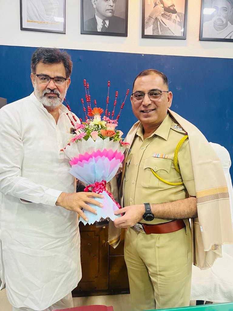FaiyazAhmed1961's tweet photo. CONGRATULATED &amp; FELICITATED Mr.MAHESH KUMAR THAKUR.(SENIOR,P.I.NAGPADA POLICE STATION) &amp; ALL THE POLICE OFFICIALS OF NAGPADA POLICE STATION FOR MAINTAINING LAW &amp; ORDER PEACEFULLY, AND PROVIDED BEST SERVICES TO THE PEOPLE OF NAGPADA MADANPURA,IN THE MONTH OF RAMADAN
@MumbaiPolice https://t.co/rL2bzzQapz
