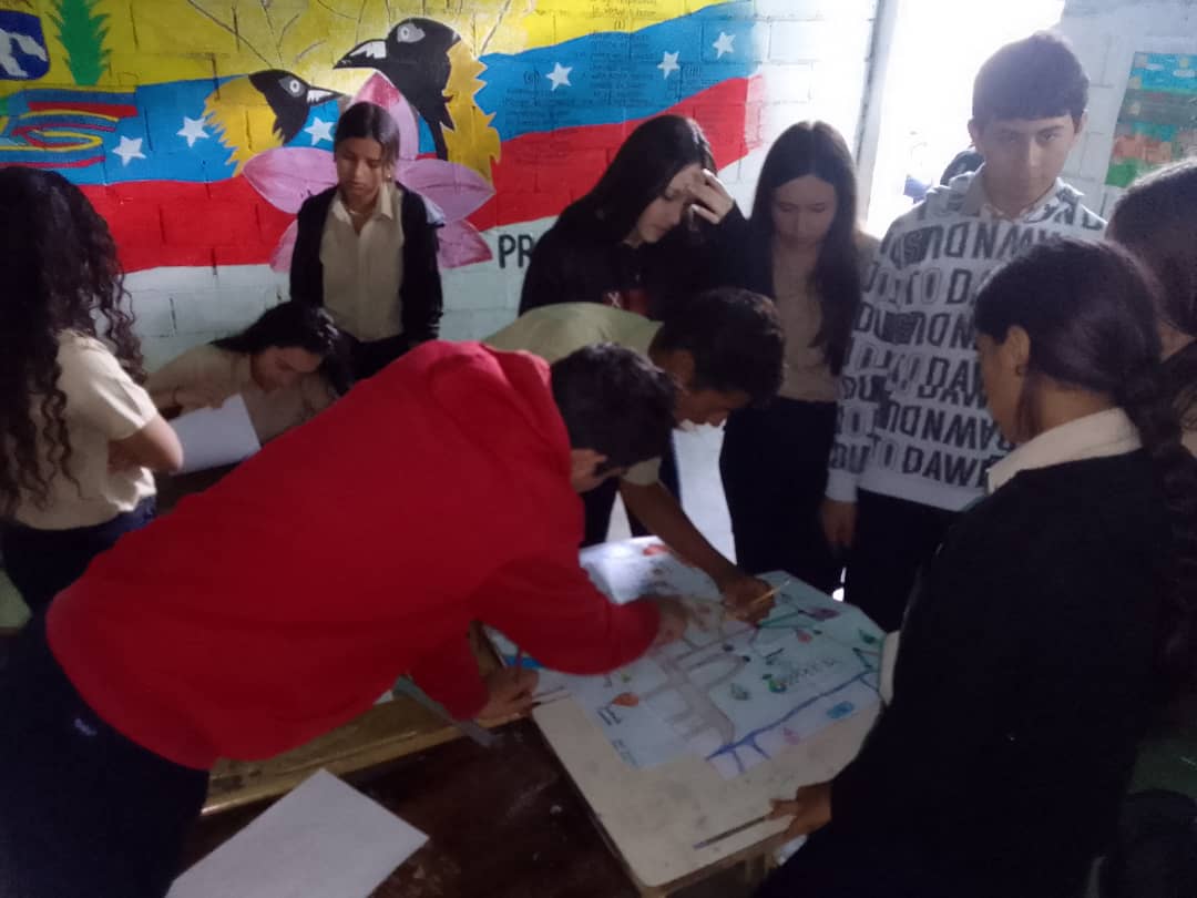 lnfranciscomsc's tweet photo. Estudiantes de nuestra institución @lnfranciscomsc participan en la realización de la Cartografía del plantel ubicando por partes las zonas de la comunidad para luego unir el trabajo demostrando creatividad, entusiasmo y responsabilidad @MPPEDUCACION @ZonaEducTachira @clbtachira https://t.co/k4jRYujMaR