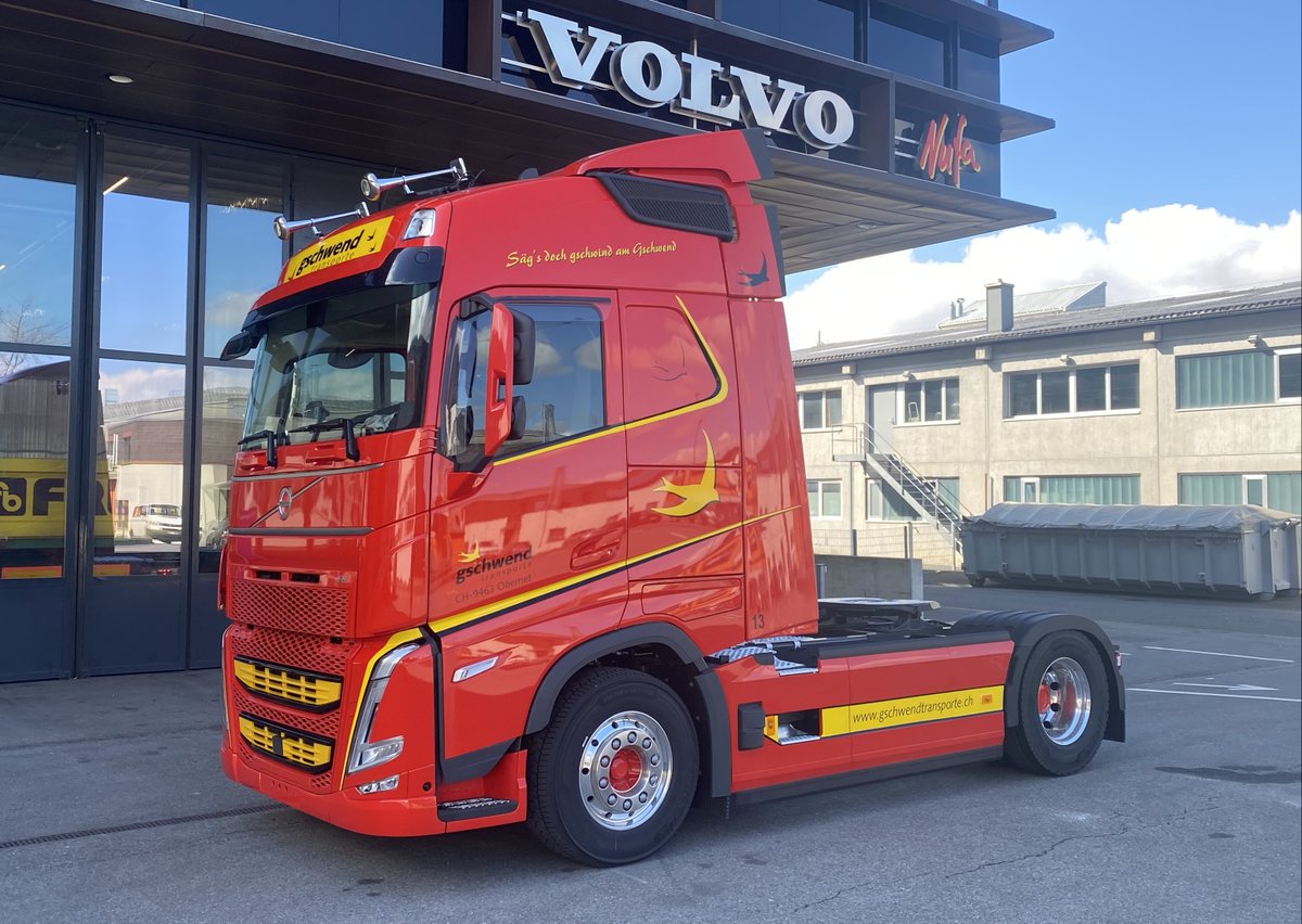 Ein roter Blitz geht aus den Händen von Markus Landolt an die Gschwend Transporte AG. Dass hierbei natürlich eine komfortable Ausstattung nicht fehlen darf, ist selbstredend. Wir wünschen allzeit gute und sichere Fahrt!
#volvotrucks #volvotrucksch #kundenfahrzeug