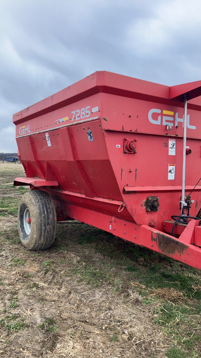 chaseevans134's tweet photo. 7285 gehl mixer wagon forsale. Very good shape works great scales work. Augers good. Used it all winter. Changing it up next winter and will no longer need. $5,500 located in central il. https://t.co/gx6nmZacuN