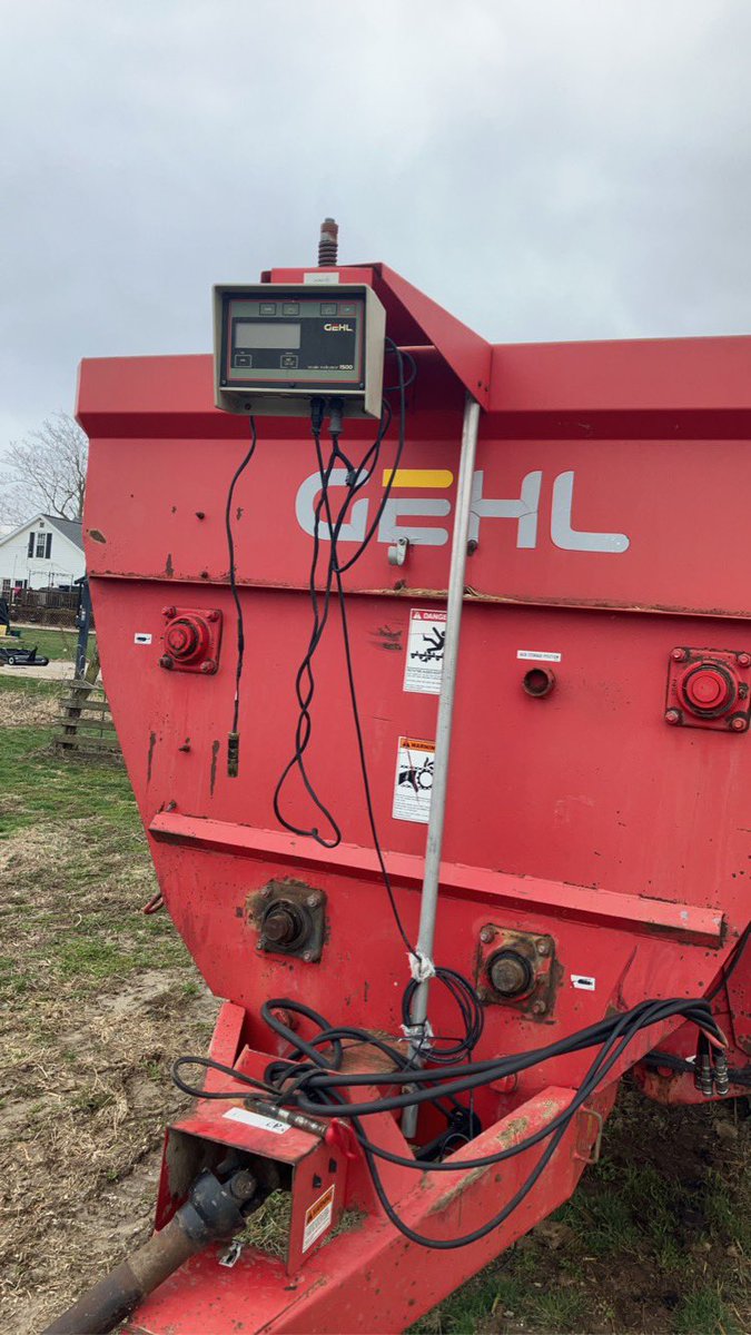chaseevans134's tweet photo. 7285 gehl mixer wagon forsale. Very good shape works great scales work. Augers good. Used it all winter. Changing it up next winter and will no longer need. $5,500 located in central il. https://t.co/gx6nmZacuN