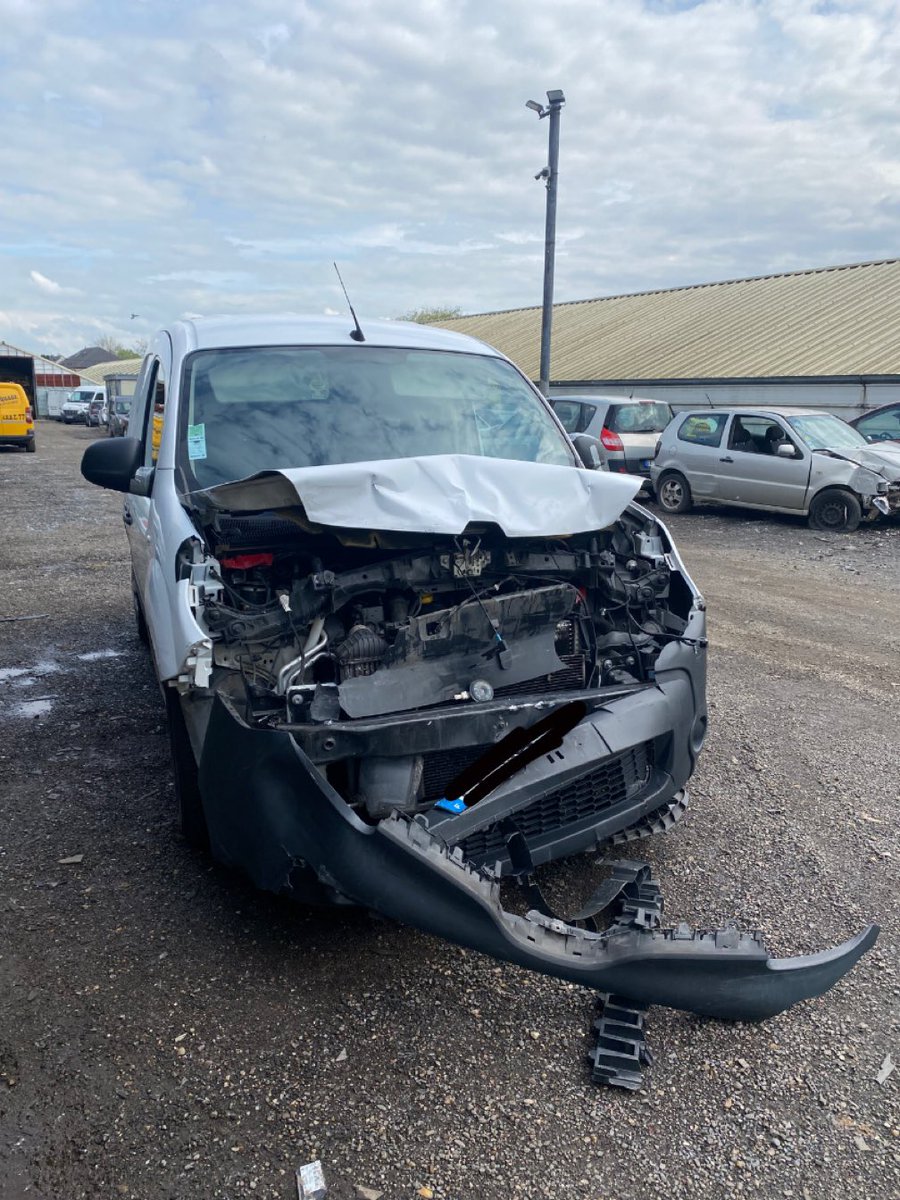 zinebagl's tweet photo. ma voiture vs sa voiture #vaillante #laplusforte #tuvasmemanquer #jtm https://t.co/e7tleT3XNT