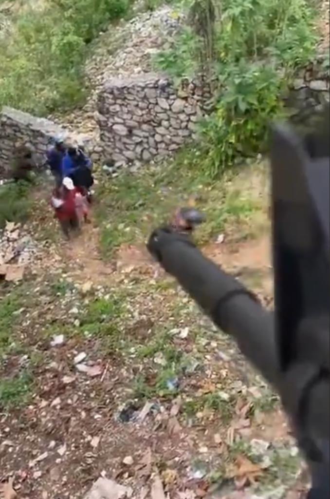 JeanElieRider's tweet photo. Pòtoprens: Videyo youn nan fouy kap fèt depi yè nan mòn Debisi sou moun kap kite katye a. Yo ap chache wè si pa gen bandi nan mitan yo. @DeyeMonEnfo
https://t.co/EaMvPHhIiY
📸 Skrinshot videyo Facebook #TrainMatinal https://t.co/UwvY3iOisy