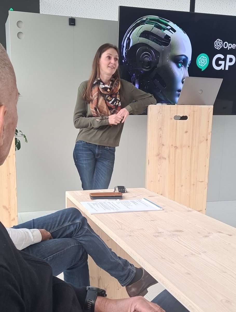 Jetzt zu Social Media im Einsatz. Und künstliche Intellegenz? Spannende Einblicke von Kathrin Elsne, Head of Marketing Communication bei Hamilton Medical im <a href="/TechnoparkGrau/">Technopark Graubünden</a> 
#startups #socialmediamarketing #socialmedia <a href="/HamiltonMedical/">Hamilton Medical</a>