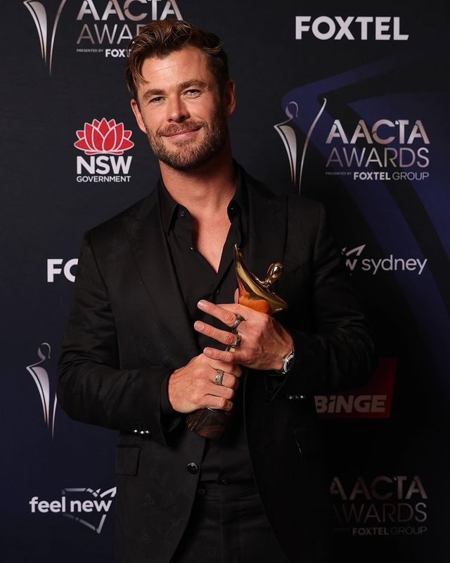 chrishcomfort's tweet photo. manifesting a new red carpet look soon!! 🥹❤️‍🩹 #chrishemsworth https://t.co/DHY4yCST5y