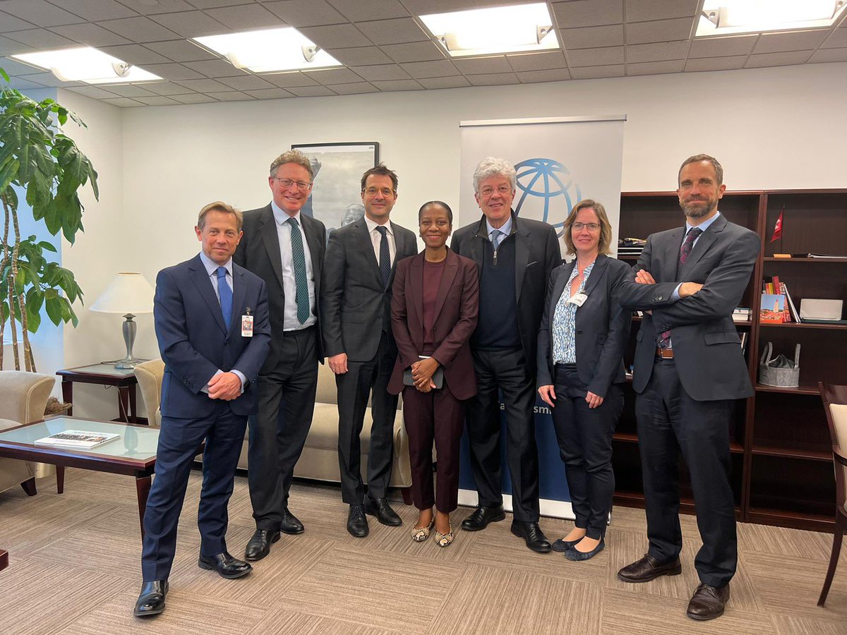 SwissAmbWB's tweet photo. Very constructive meeting with the Chairman, the SG and Management of the Insurance Development Forum.
The #IDF is a successful development #Partnership, bringing together the insurance industry, @UNDP, @MIGA, the @WorldBank and others. 
We need more such initiatives!
#Together https://t.co/0YL112VwmP