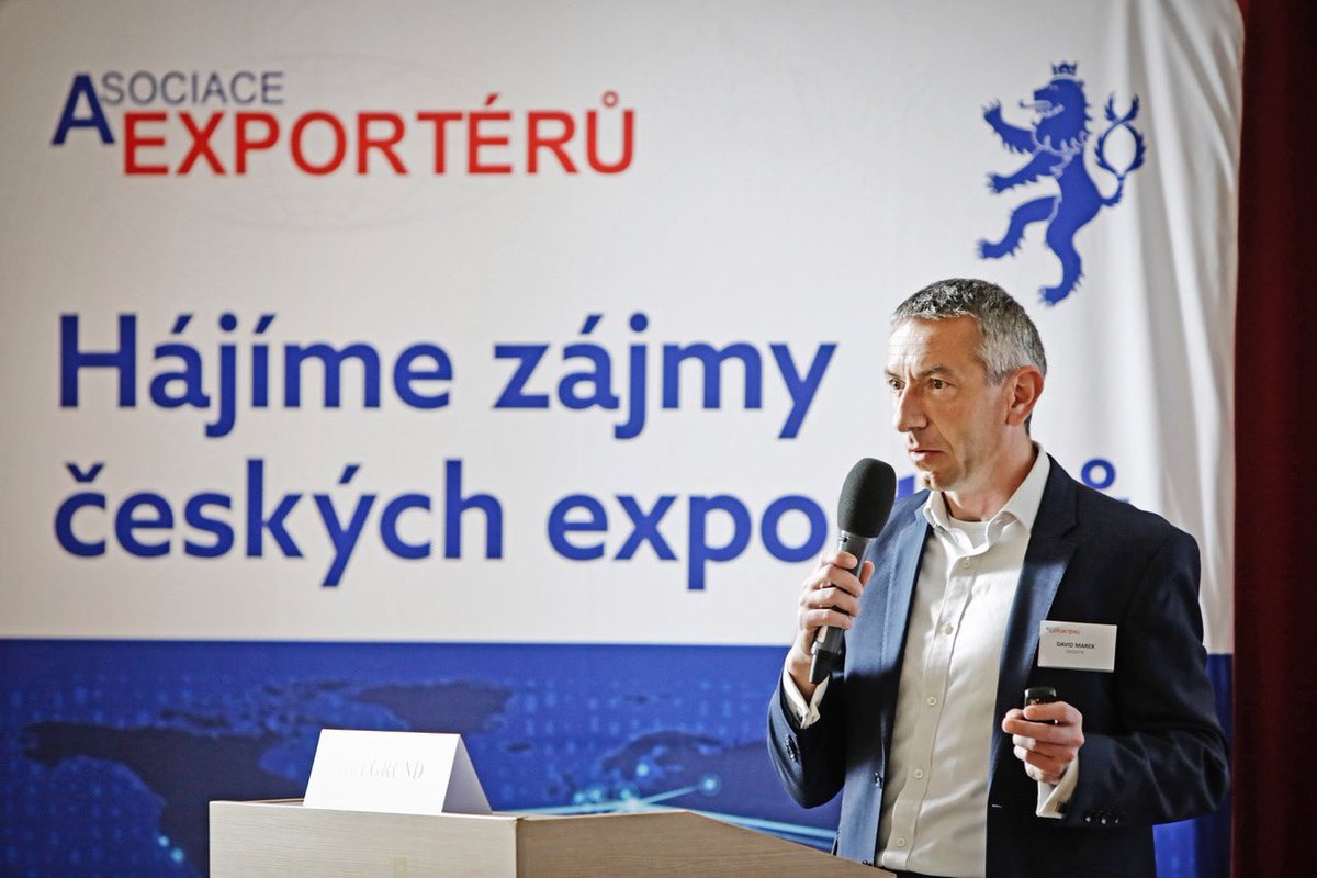 AsociaceExport's tweet photo. " Zvyšovat úrokovou sazbu už nemá nyní příliš smysl. Ke zvýšení se mělo přistoupit dříve. Teď by tím ČNB navíc ztratila tvář a uznala de facto porážku."
řekl @David_Marek na dnešn��m Exportním fóru Asociace exportérů. 
#EF #DavidMarek #AsociaceExporteru https://t.co/FSrykZMZjh