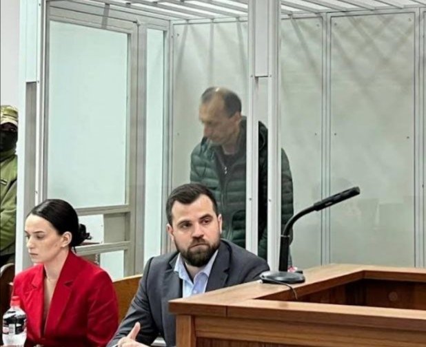 Роман Червінський, який ліквідував російських командирів, в тому числі Моторолу та Гіві, в наручниках в суді за наклепом. 
Це помста Єрмака руками Малюка Татарова за свідчення по Вагнергейту. Нічого спільного з правосуддям ця замовна справа не має, усі це розуміють