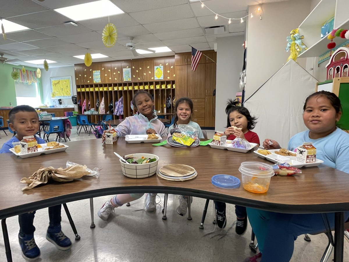 MissEmmaWade's tweet photo. These lucky ducks filled their Tens Frame’s for lunch with Ms. Wade! 
#WeBelieveinBRE 💙 @BREMustangs https://t.co/1RJ67GpMZP