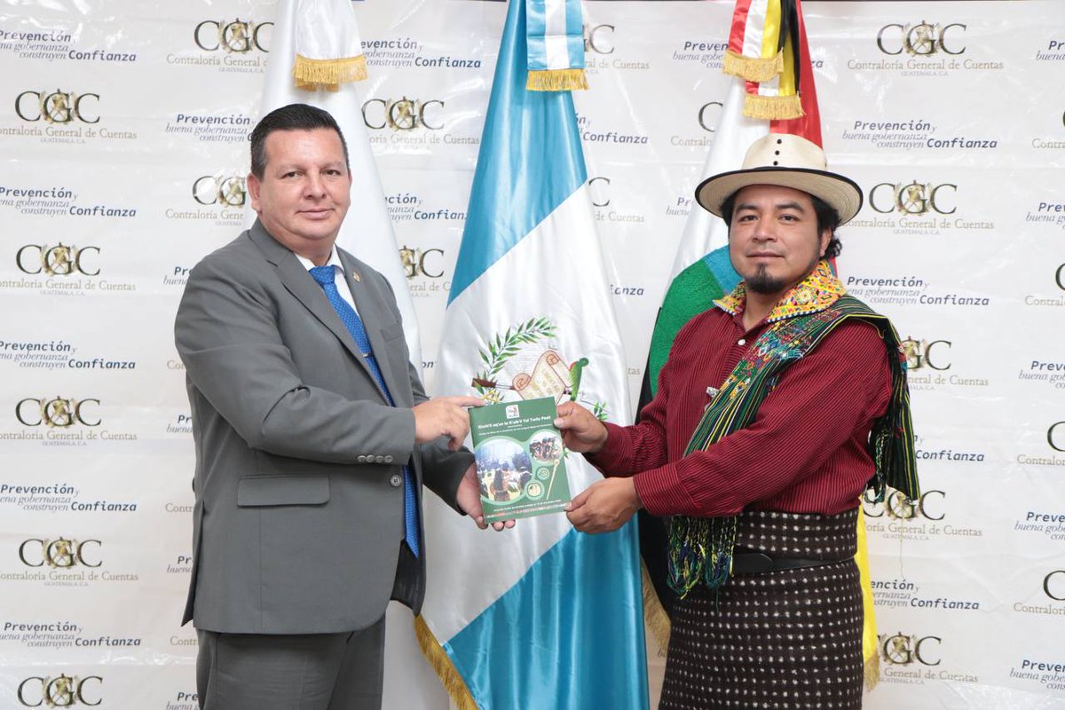 Contraloria_gt's tweet photo. ✅ El Dr. Frank Helmuth Bode Fuentes, Contralor General de Cuentas recibió al Lic. Manuel Raxuleu Ambrosio, Presidente de la @almg_gt , quien entregó el Código de Ética de dicha institución en cumplimiento con el #SINACIG https://t.co/kygZzAHtZF