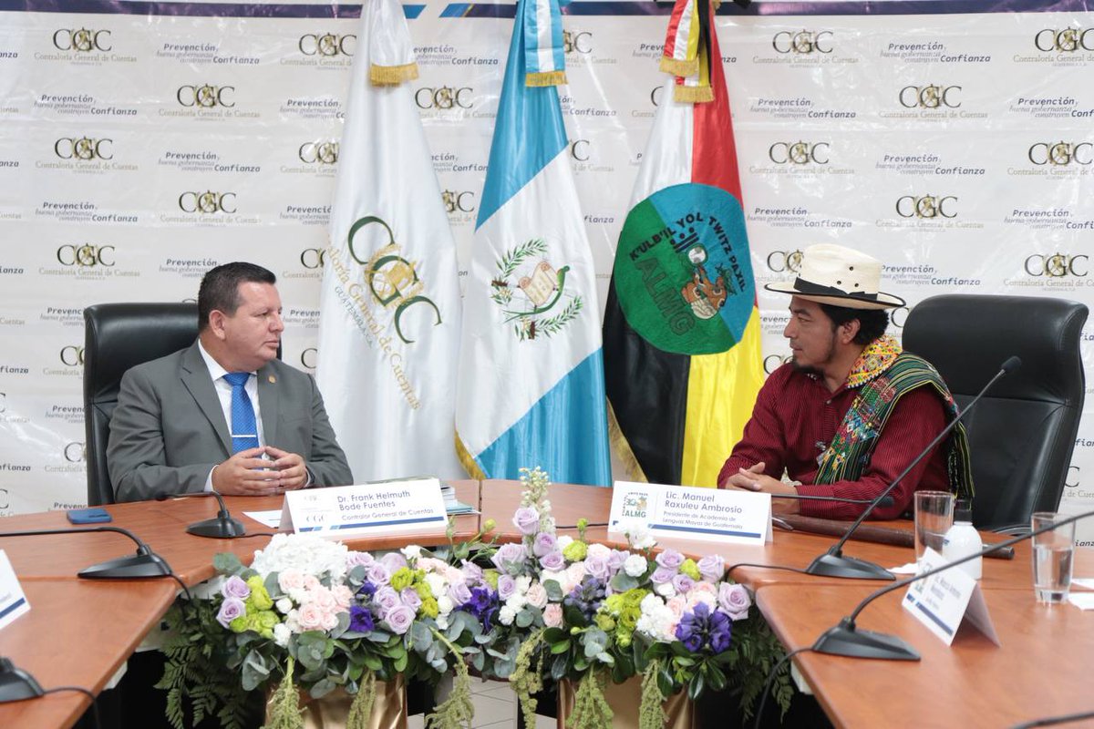 Contraloria_gt's tweet photo. ✅ El Dr. Frank Helmuth Bode Fuentes, Contralor General de Cuentas recibió al Lic. Manuel Raxuleu Ambrosio, Presidente de la @almg_gt , quien entregó el Código de Ética de dicha institución en cumplimiento con el #SINACIG https://t.co/kygZzAHtZF