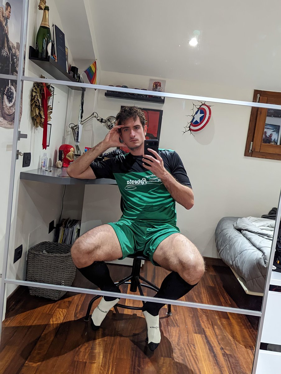 Questa foto fece quasi 8000 like. 
Oggi farà meglio? 
Ne dubito, ma un retweet e un commento aiuteranno in questa ardua sfida 😙❤️