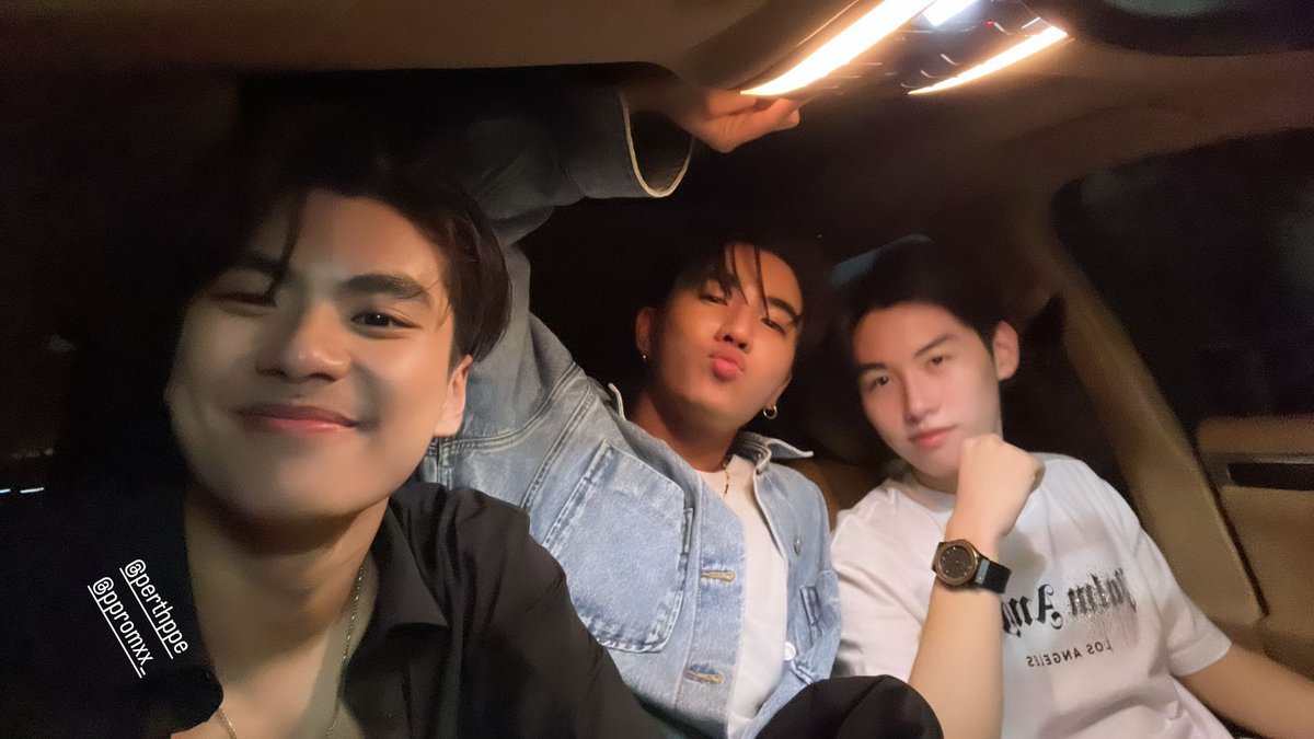 plz_more_giman's tweet photo. 수고많았어🖤
#ohmpawat 
#รักแรกโคตรลืมยากFirstPremiere https://t.co/nE4T1xN2ZK