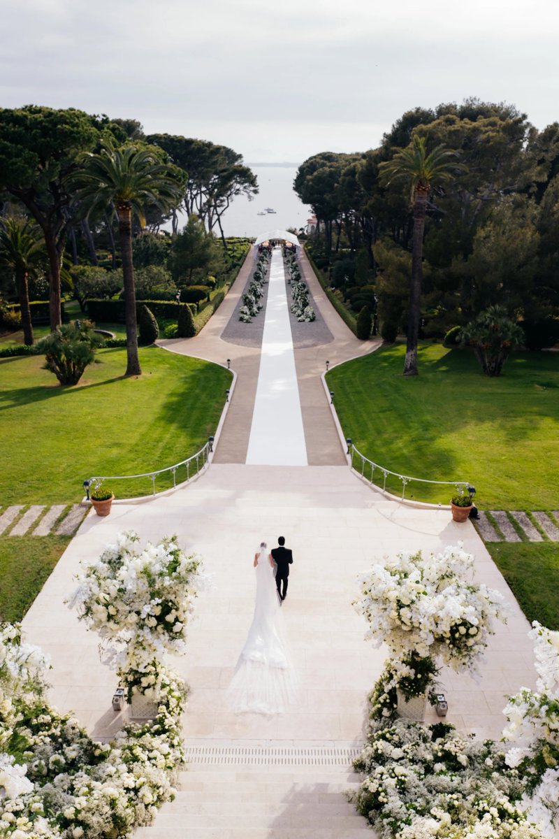 voguelatam's tweet photo. TODAS las fotos de la increíble boda de Sofia Richie y Elliot Grainge en el sur de Francia: https://t.co/469xXwEgyz https://t.co/YRxqkm47B3