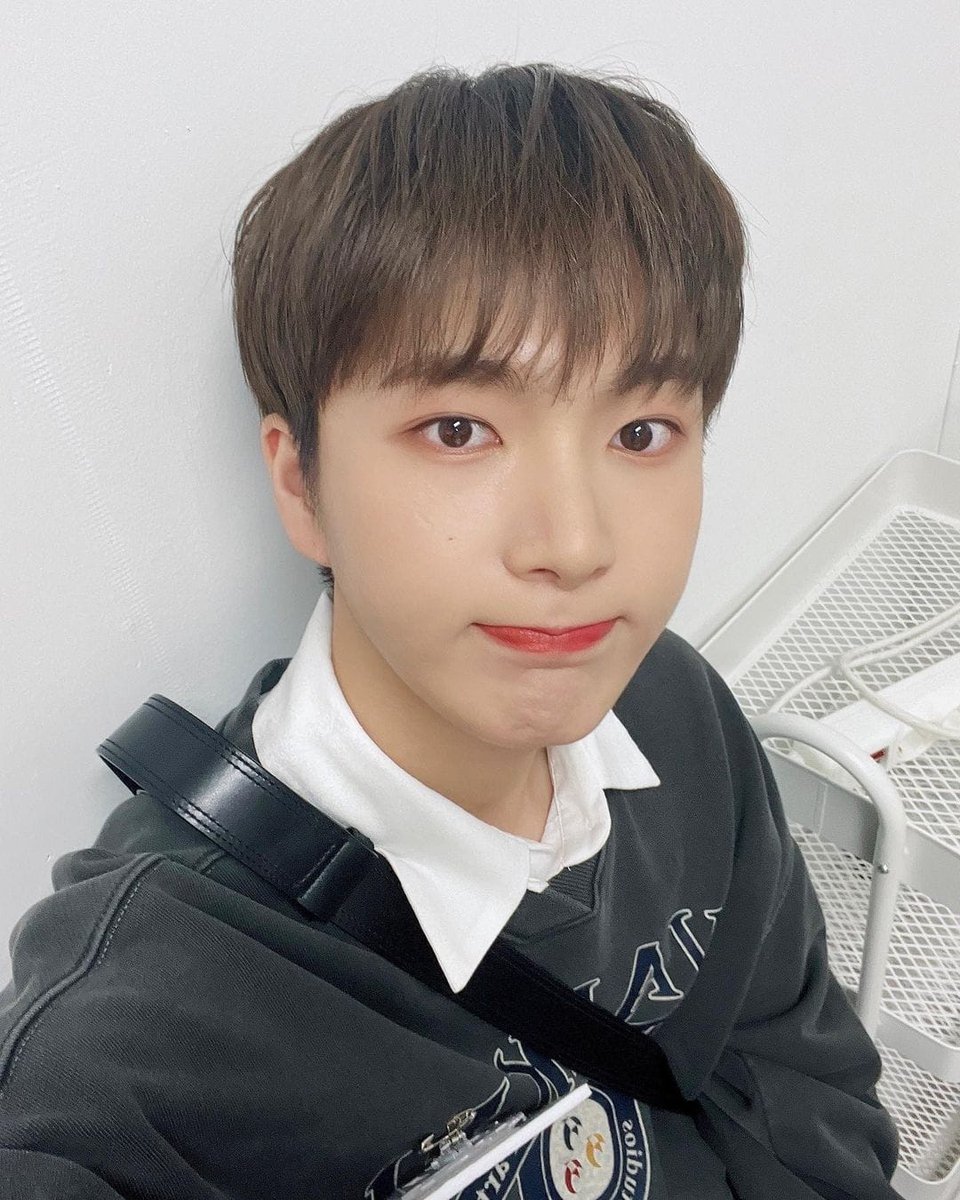 OmegaXColombia's tweet photo. [#KEVIN]

☔️ Está lloviendo 🌧️

#오메가엑스 #OMEGA_X #케빈 #KEVIN #ForX_Colombia https://t.co/Zf2t0U70K3