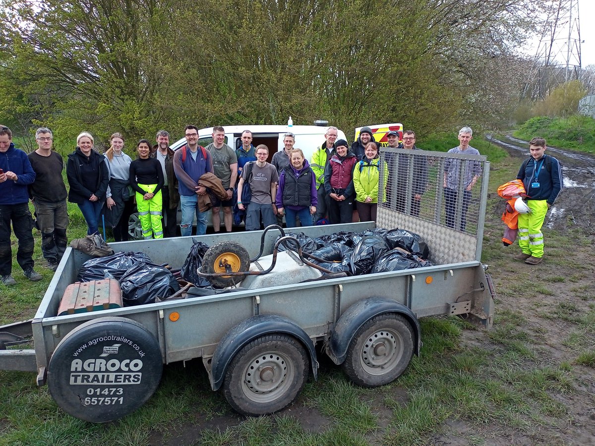 GreenwaysProj's tweet image. Friday&apos;s work at Sproughton Nature Reserve with @suffolkcc staff volunteers - working on the river path, collecting litter and building stag beetle habitat piles. Many thanks for all the hard work! @IpswichGov @BaberghDistrict #volunteers #pathwork