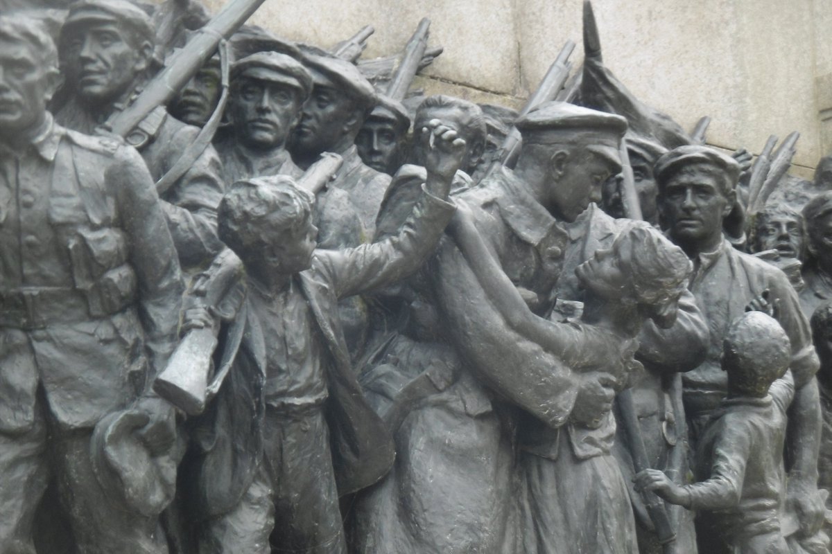 5thLackey's tweet image. #Newcastle #TheResponse #Memorial to the #CommercialBattalionsoftheNorthumberlandFusiliers by #WGoscombeJohn 1923 showing the #5thNorthumberlandFusiliers who marched to the #CentralStation accompanied by their families. Info from #Pevsner