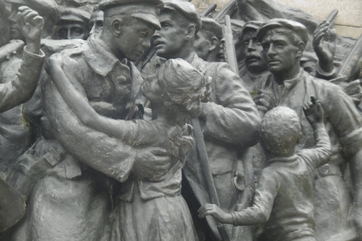 5thLackey's tweet image. #Newcastle #TheResponse #Memorial to the #CommercialBattalionsoftheNorthumberlandFusiliers by #WGoscombeJohn 1923 showing the #5thNorthumberlandFusiliers who marched to the #CentralStation accompanied by their families. Info from #Pevsner