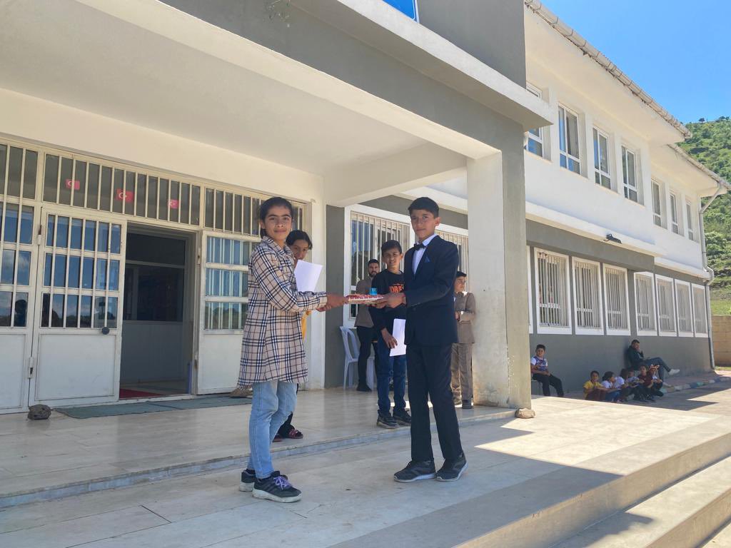 divanokulu's tweet photo. 23 Nisan'da Okul Yönetimine Geçen Küçük Müdür ve Müdür
Yardımcılarımız 👦🏻23 Nisan Bayramı etkinlikleri kapsamında Okul yönetimi bir günlüğüne ögrencilerimize devredilmistir. Gelecekte bizim yerimize geçecek cocuklarimizin çok basarili olmaları dileğiyle🌸@NKapanoglu @siverekmem63 https://t.co/AH7UDXTlSe