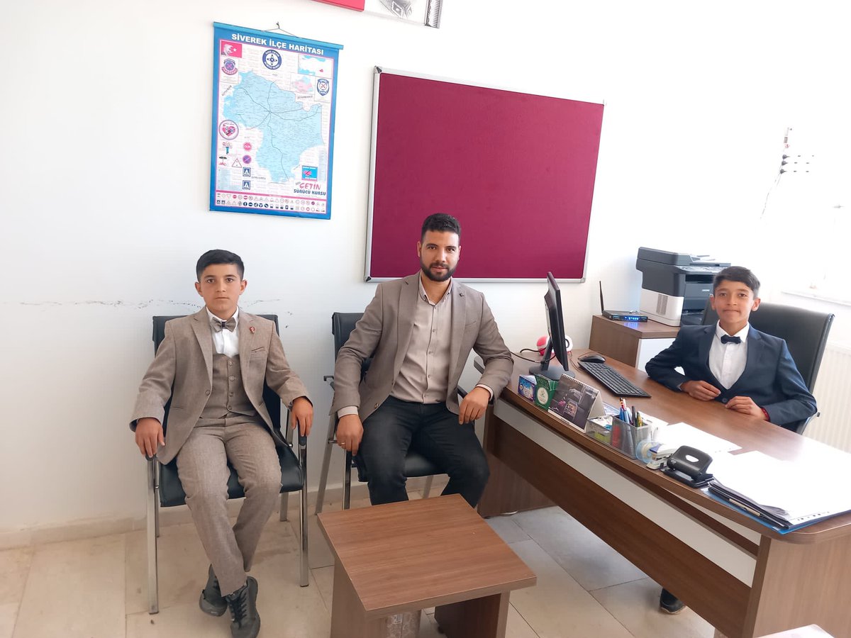 divanokulu's tweet photo. 23 Nisan'da Okul Yönetimine Geçen Küçük Müdür ve Müdür
Yardımcılarımız 👦🏻23 Nisan Bayramı etkinlikleri kapsamında Okul yönetimi bir günlüğüne ögrencilerimize devredilmistir. Gelecekte bizim yerimize geçecek cocuklarimizin çok basarili olmaları dileğiyle🌸@NKapanoglu @siverekmem63 https://t.co/AH7UDXTlSe