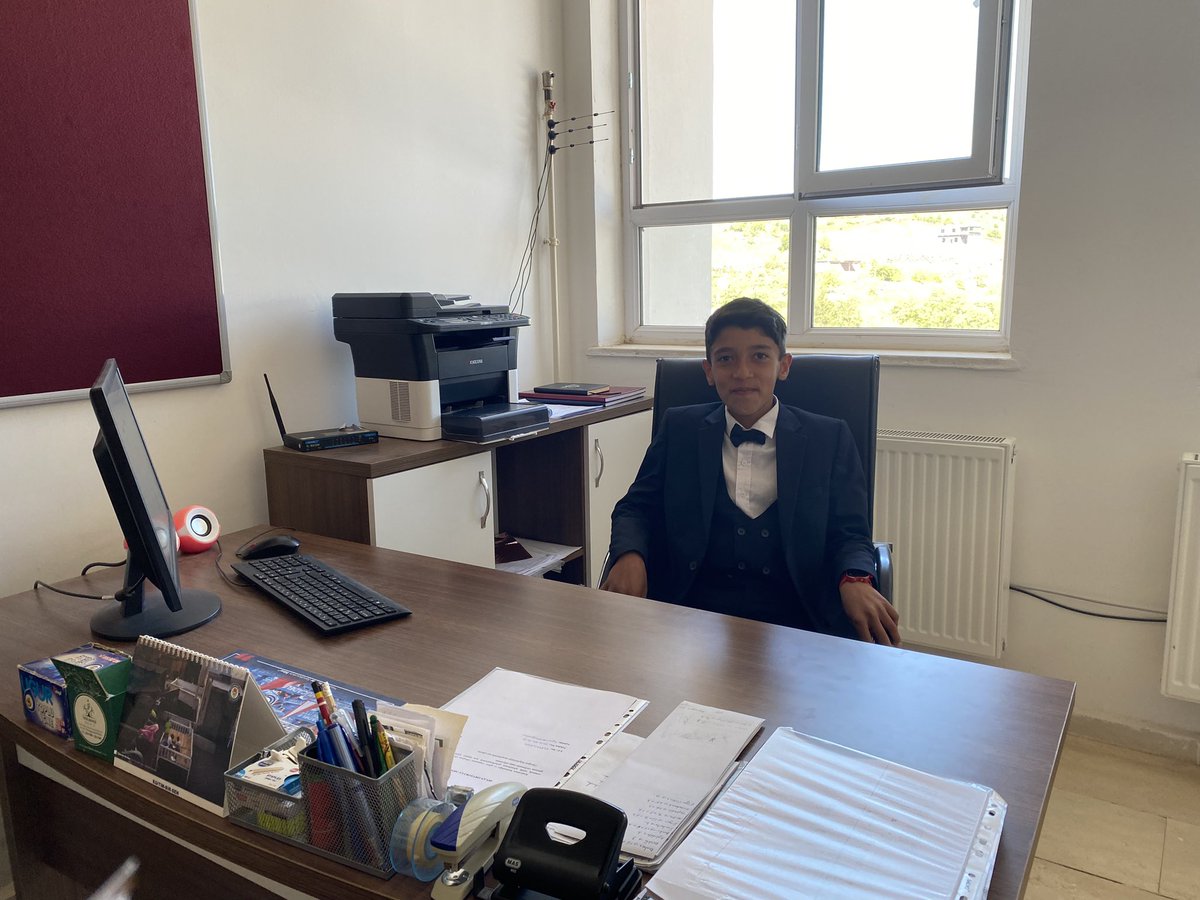 divanokulu's tweet photo. 23 Nisan'da Okul Yönetimine Geçen Küçük Müdür ve Müdür
Yardımcılarımız 👦🏻23 Nisan Bayramı etkinlikleri kapsamında Okul yönetimi bir günlüğüne ögrencilerimize devredilmistir. Gelecekte bizim yerimize geçecek cocuklarimizin çok basarili olmaları dileğiyle🌸@NKapanoglu @siverekmem63 https://t.co/AH7UDXTlSe