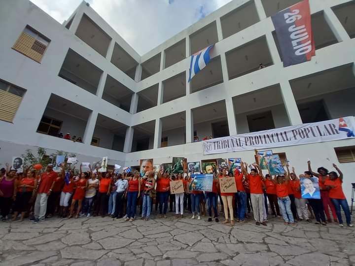 YipsyPedreira's tweet photo. 📍Desfilar el #1roDeMayo significa continuidad, unidad,  compromiso, amor a la patria, firmeza de nuestras ideas,  alegría y esperanza de que #MejorEsPosible  pero no existen varitas  mágicas, hay que darlo todo.
#ALaPatriaManosYCorazon
@TppSantiagocuba https://t.co/y0OtiaZdZd