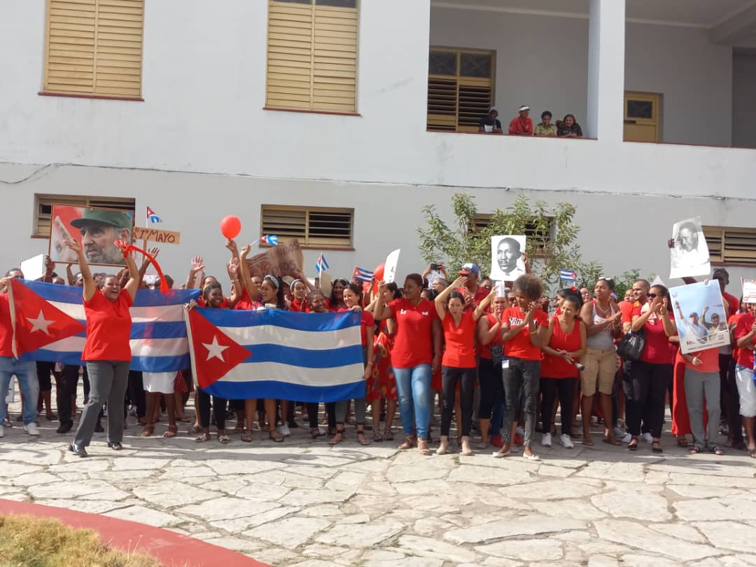 YipsyPedreira's tweet photo. 📍Desfilar el #1roDeMayo significa continuidad, unidad,  compromiso, amor a la patria, firmeza de nuestras ideas,  alegría y esperanza de que #MejorEsPosible  pero no existen varitas  mágicas, hay que darlo todo.
#ALaPatriaManosYCorazon
@TppSantiagocuba https://t.co/y0OtiaZdZd