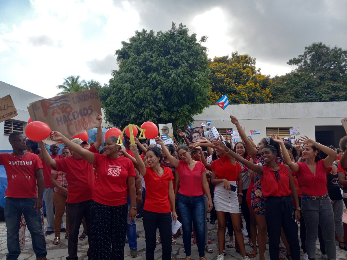 YipsyPedreira's tweet photo. 📍Desfilar el #1roDeMayo significa continuidad, unidad,  compromiso, amor a la patria, firmeza de nuestras ideas,  alegría y esperanza de que #MejorEsPosible  pero no existen varitas  mágicas, hay que darlo todo.
#ALaPatriaManosYCorazon
@TppSantiagocuba https://t.co/y0OtiaZdZd