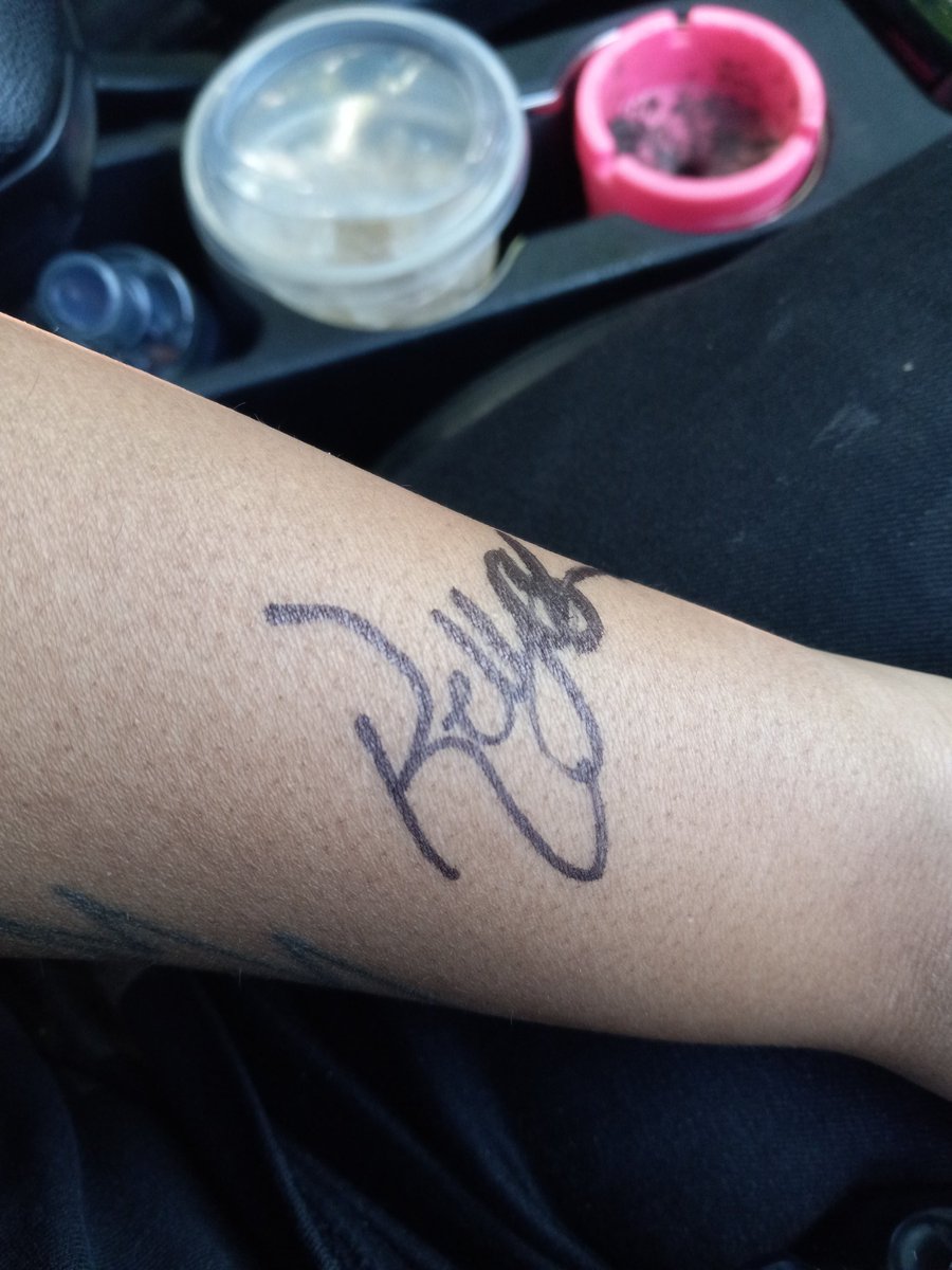 isswanderlust's tweet photo. @KellyOsbourne  Literally took me off guard at work! You're such a phenomenal human being, I wish you Nothing but the best in all you do!and thanks for the signing my arm! Yes, I'm Getting this tatted. 💟🖤 https://t.co/wHAoDeSP02