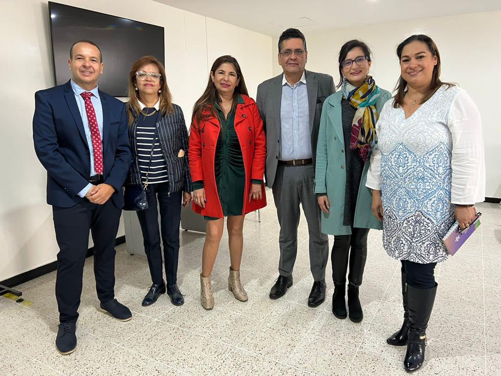 LuzDanaLe's tweet photo. Con la Agencia Pública de Empleo fortalecemos lazos internacionales para la búsqueda de nuevas oportunidades laborales. Hoy acompañamos el proceso de entrevista del Grupo Hospiten de España, que busca 10 médicos de urgencias. #EmpleoSENA https://t.co/5YTb2h7Sl8