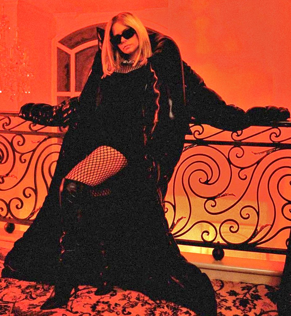 Avril Lavigne Updates tweet media